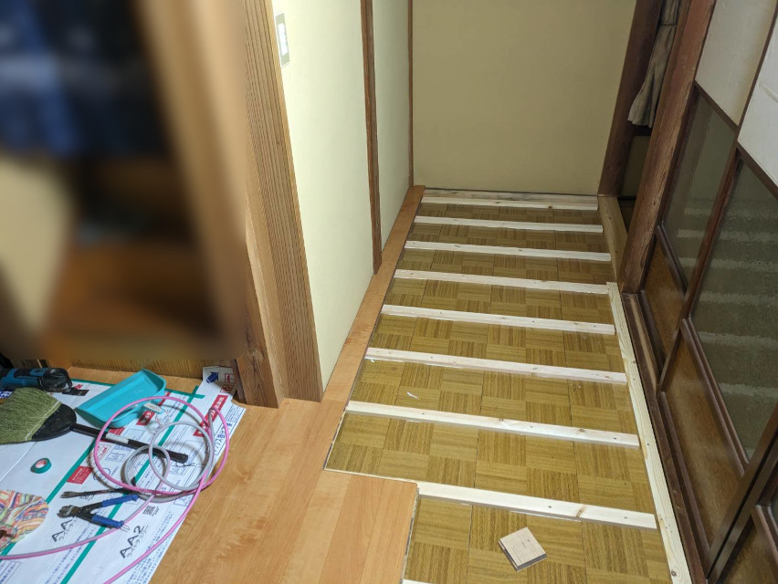 廊下の床張りをご依頼頂きました。材木にて嵩上げして部屋の床と高さを揃えてバリアフリーにします!