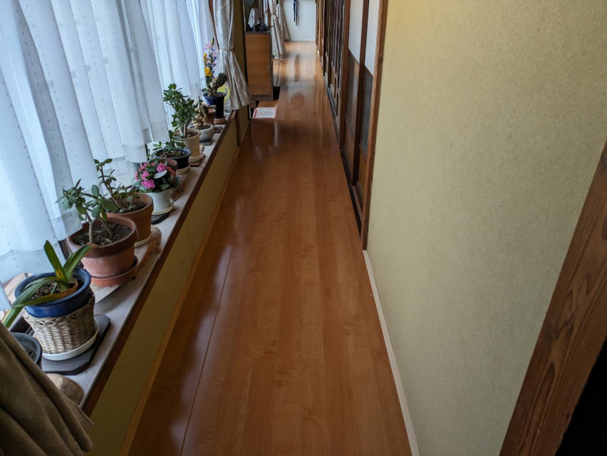 ご依頼主様のお宅では、廊下もとても綺麗にされて居られるので、床面の張替えにも力が入りました!
