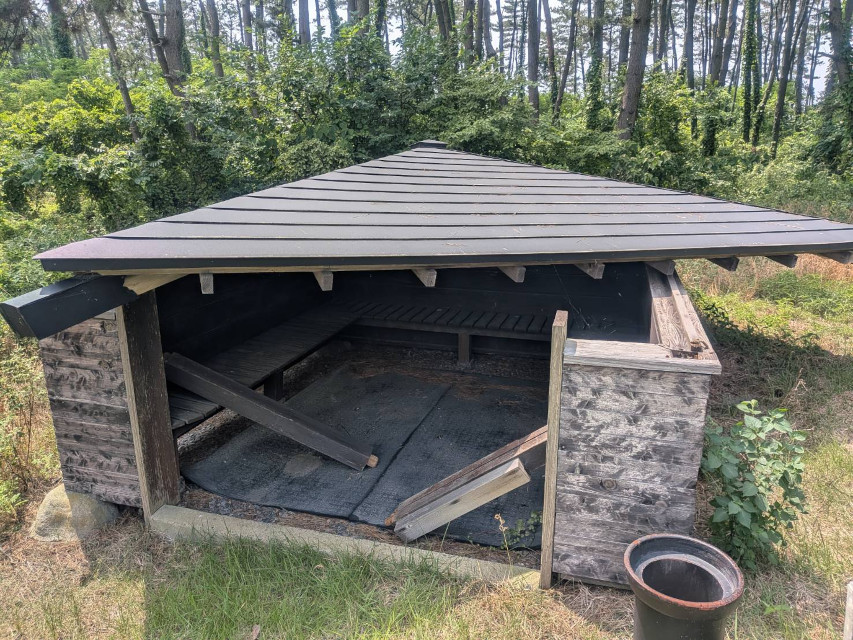 ゴルフクラブコース内東屋の屋根が落ちました!修理のお見積りをご依頼頂きました。