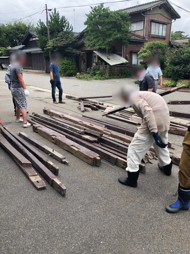 お寺さんから櫓の部材を集落中心に運び出します。