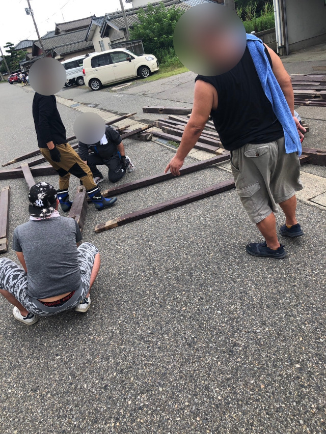 運び出した部材を、親方手動で櫓に組み上げます。