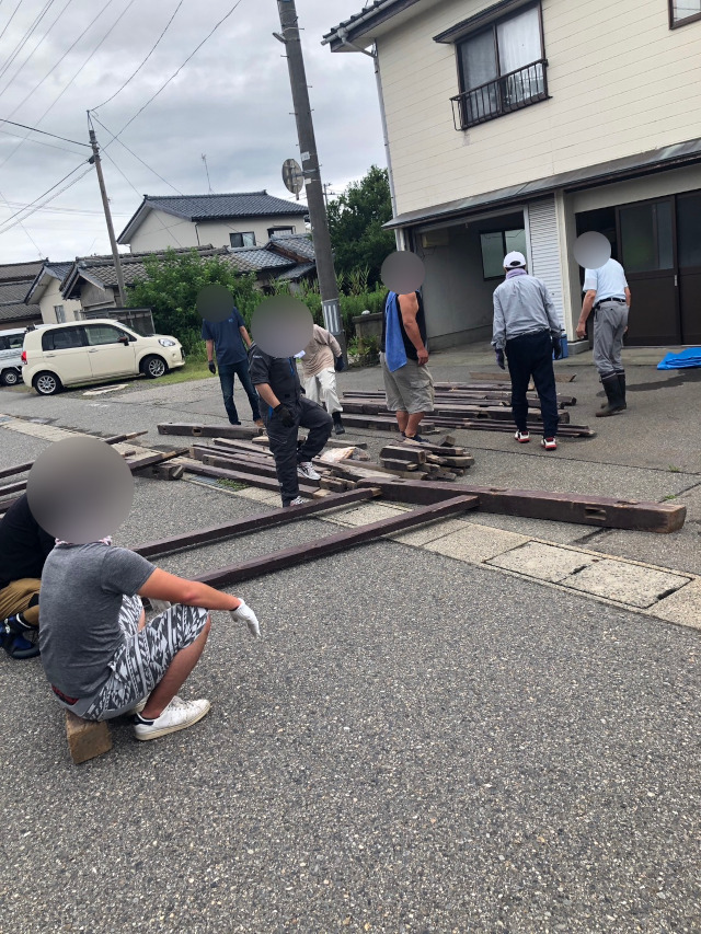 集落の若手男衆にて櫓を組み上げます。