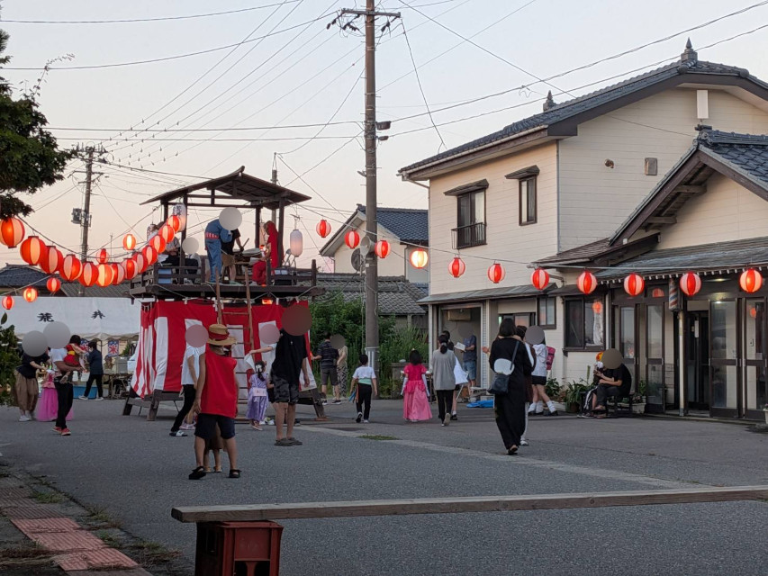 盆踊りは18時からはじまし、まずは子供たちの盆踊り・仮装コンテストから。