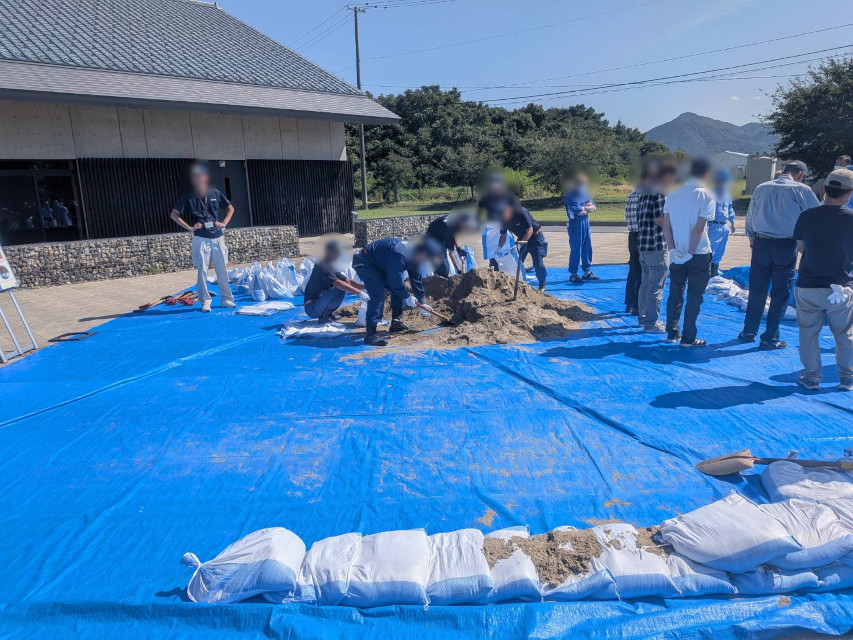 【胎内市総合防災訓練】土嚢作成体験、砂詰め作業
