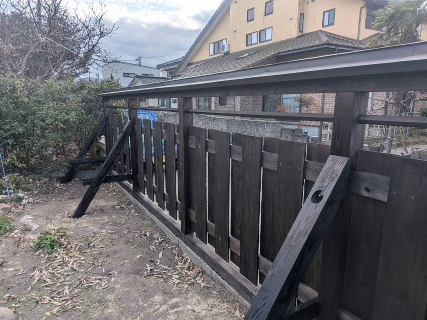 先日ご案内させて頂きました「板塀」、完成しました