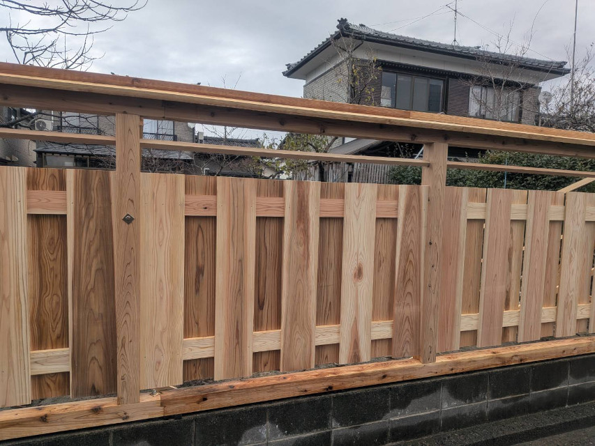 今日のお仕事は、お屋敷の塀作りです。