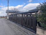 無垢の板で組み上げた「板塀」に、板金で屋根を作り塗装を施し完成しました