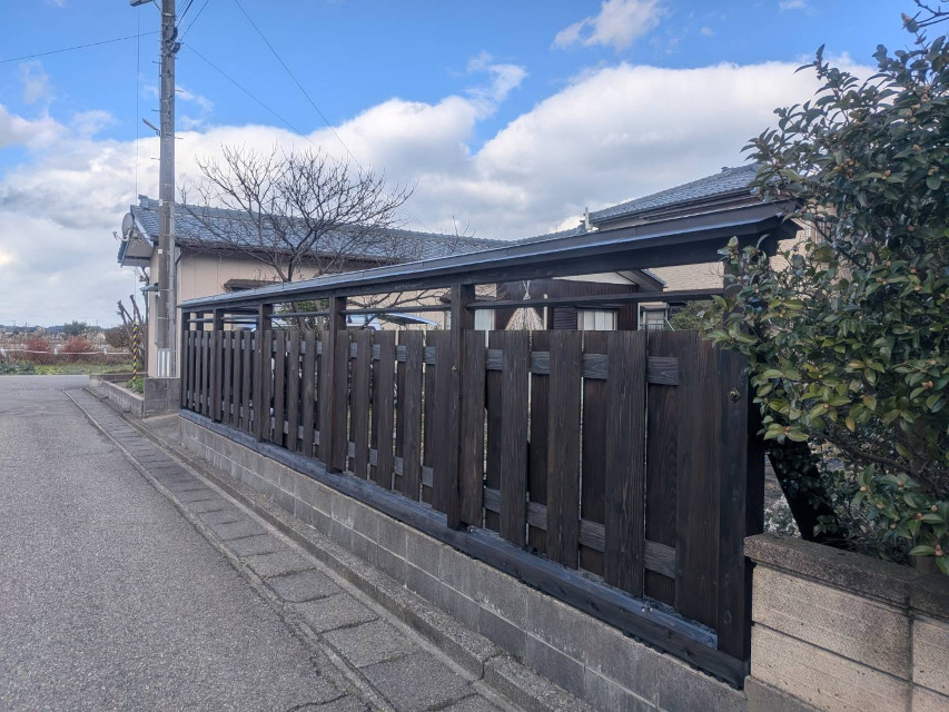 無垢の板で組み上げた「板塀」に、板金で屋根を作り塗装を施し完成しました