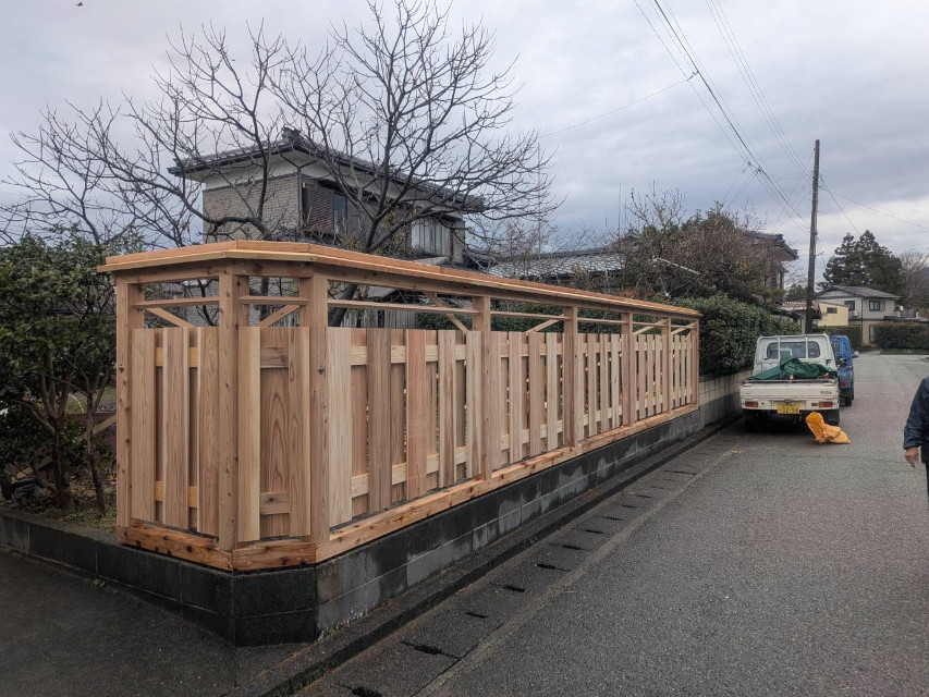 立派なお屋敷を囲む、和の塀を組み上げました。