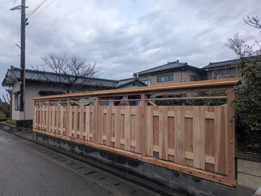 和の雰囲気を感じる板による塀、なかなか美しいですね。