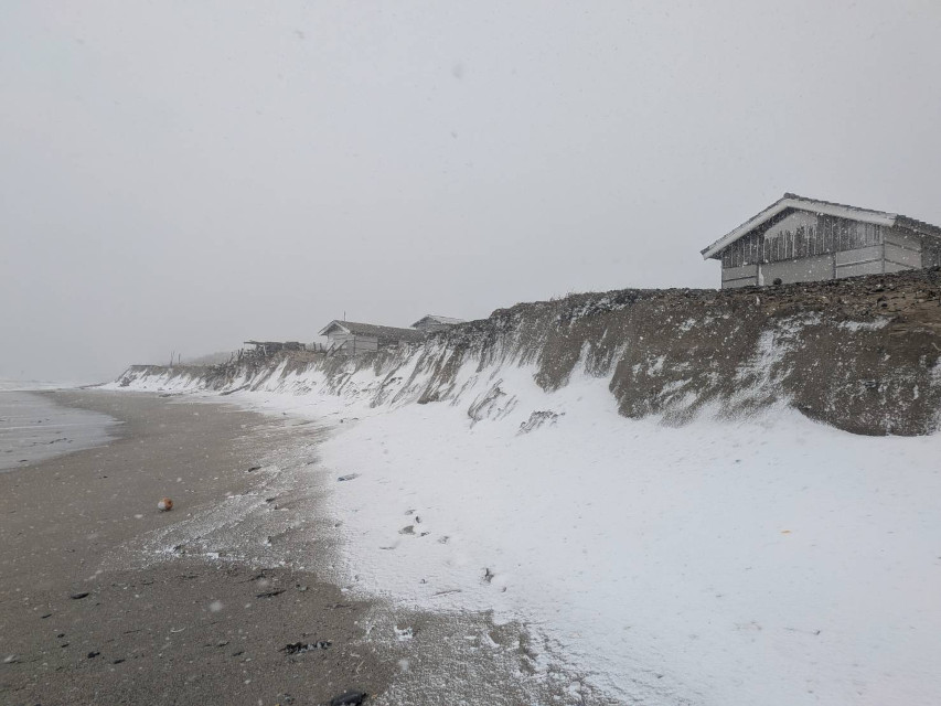 荒れる波に現れて、浜もすっかり姿を変えました　浜小屋も崩落の危機に面しています