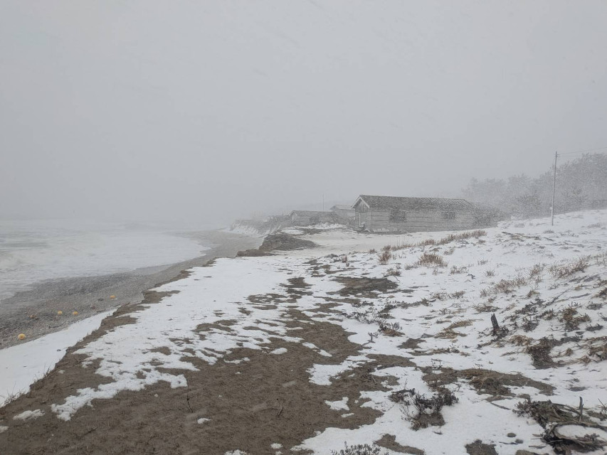 今期一番と言われる寒波が入って、荒れている浜と浜小屋です