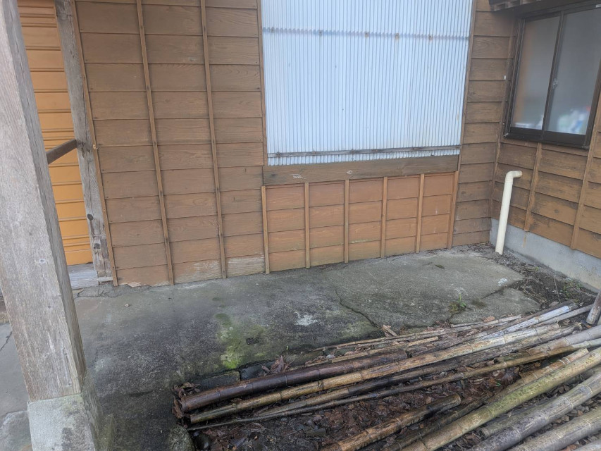 地区のお寺の雨漏り対応、少し強い雨が降ると建屋内に雨が入ってくるので、修理します