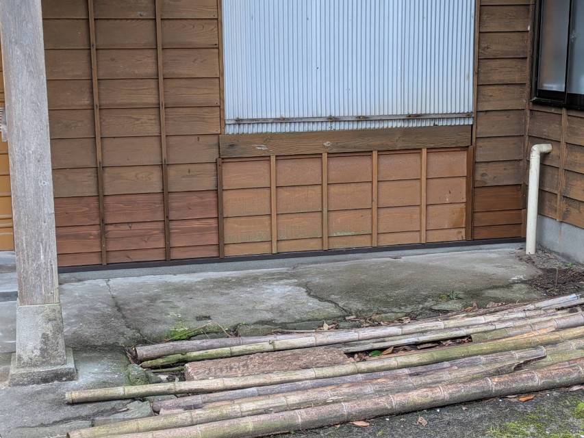 雨水対策を、入り口脇の壁下部まで対応しました