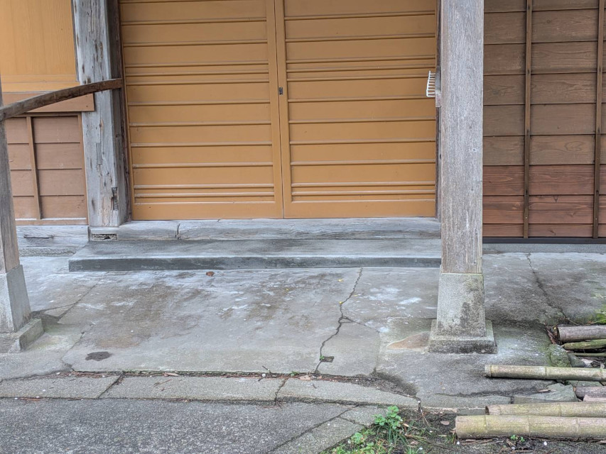 正面入り口の下部、コンクリートも綺麗に敷き詰めました