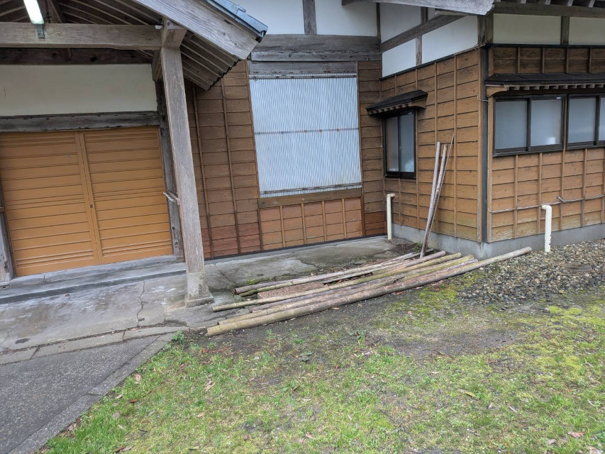 地区のお寺の玄関、雨が強めに降ると内部に水が染み入るとのことで、修理をしました