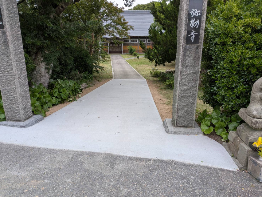 入り口・スロープのコンクリートと、それと繋がる道の路面段差も綺麗になくなり、安心してお参りして頂けます
