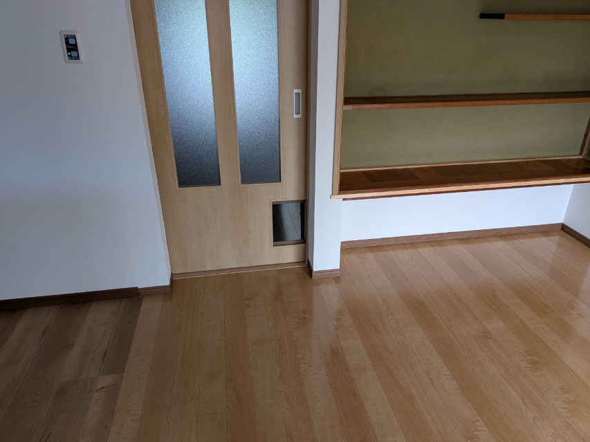 部屋の入り口には、ペットの猫用の引き戸を設置。