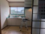 キッチンユニットの交換工事中、新しいユニットを設置しました。