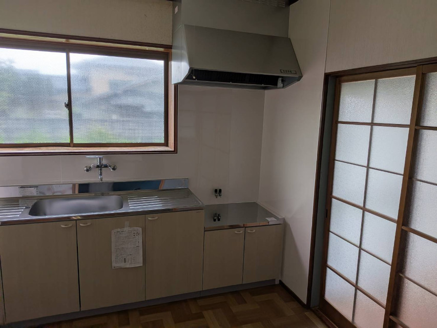 キッチンユニットの交換工事中、コンロ上部の換気扇も更新します。