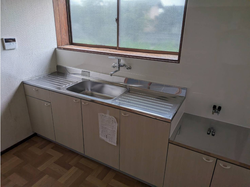 キッチンユニットの交換工事中、シンク・水回りはこんな感じ