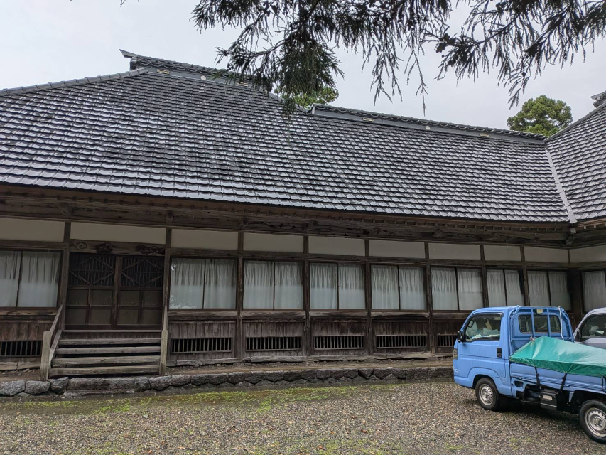 それにしても立派な建屋。大きな屋根に・・・