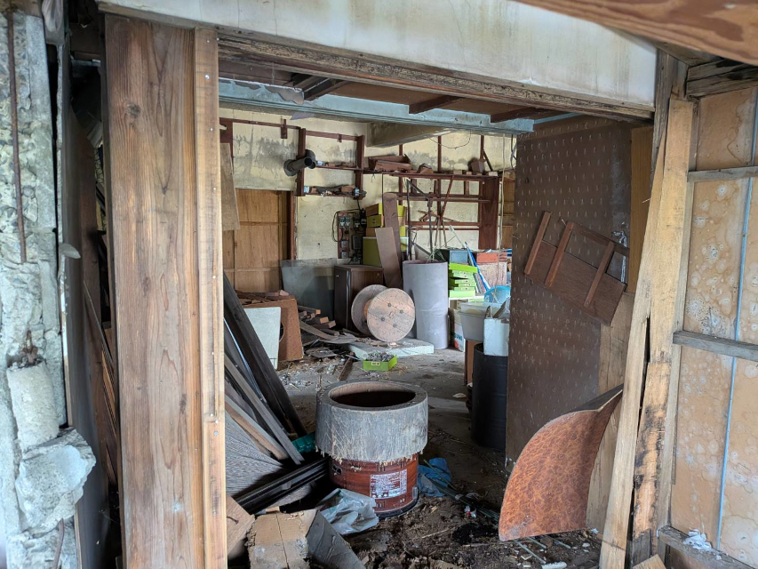 古くなった小屋の解体、先ずは収納物の整理から。